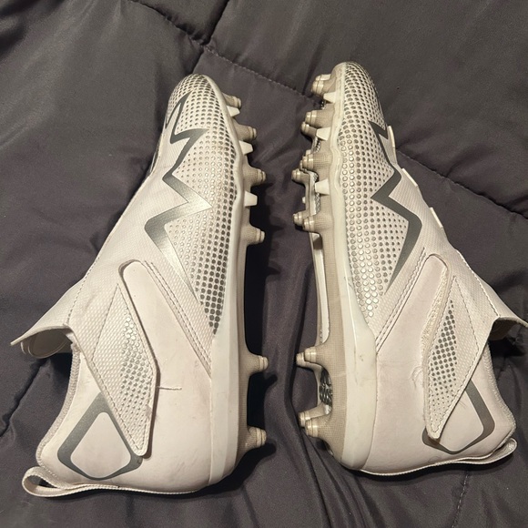 Boys size 4 Nike cleats.  These were only used on turf field - Picture 4 of 5